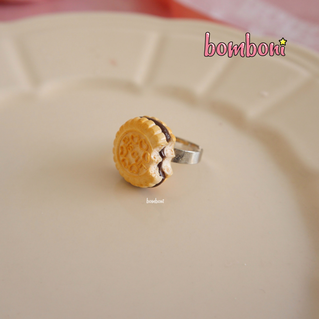 Anillo de galleta mordida