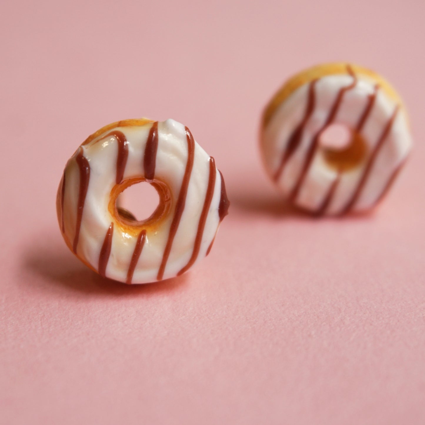 Aretes dona de chocolate blanco