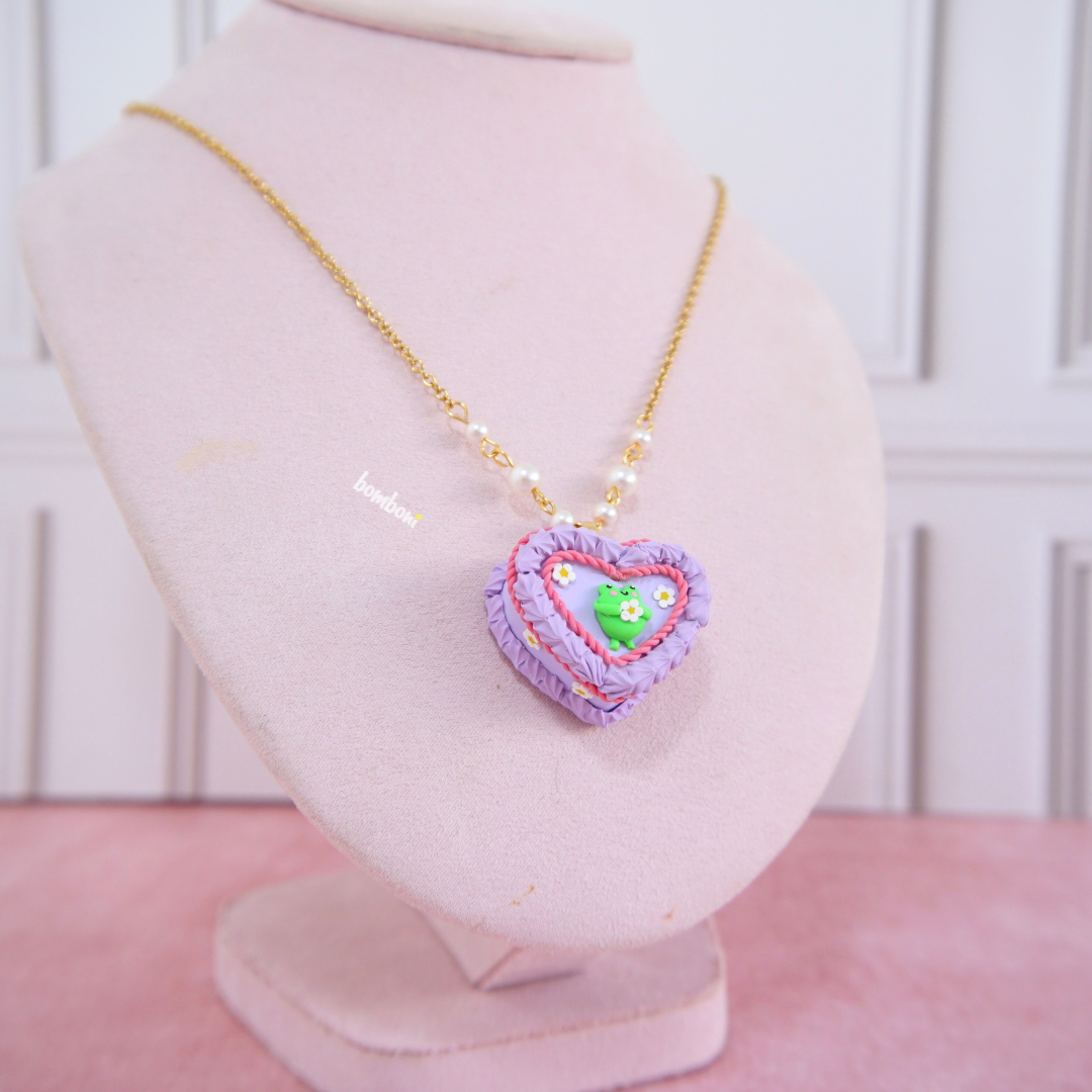 Collar de pastel ranita morado