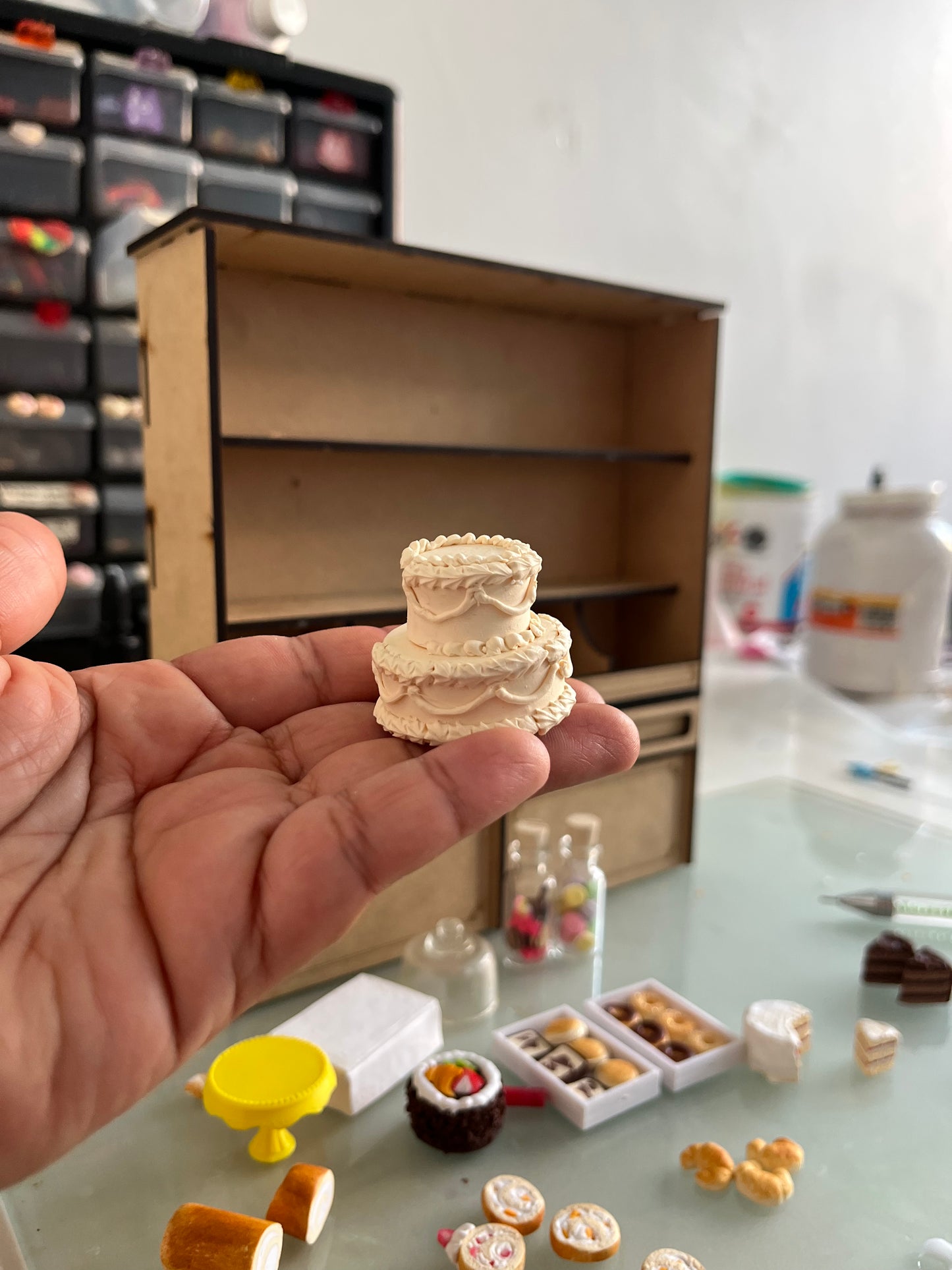 PREVENTA PREMIUM: Vitrina de postres con arcilla polimérica