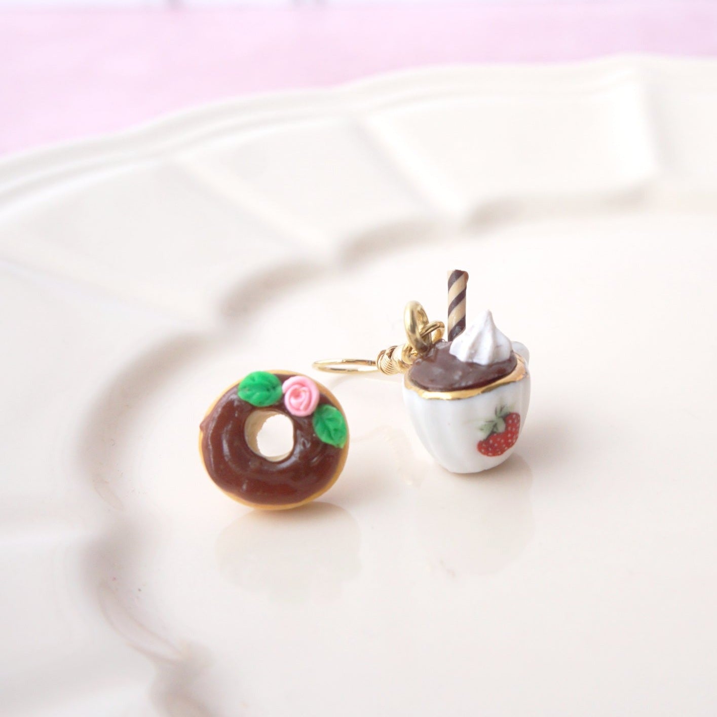 aretes de dona y cafe