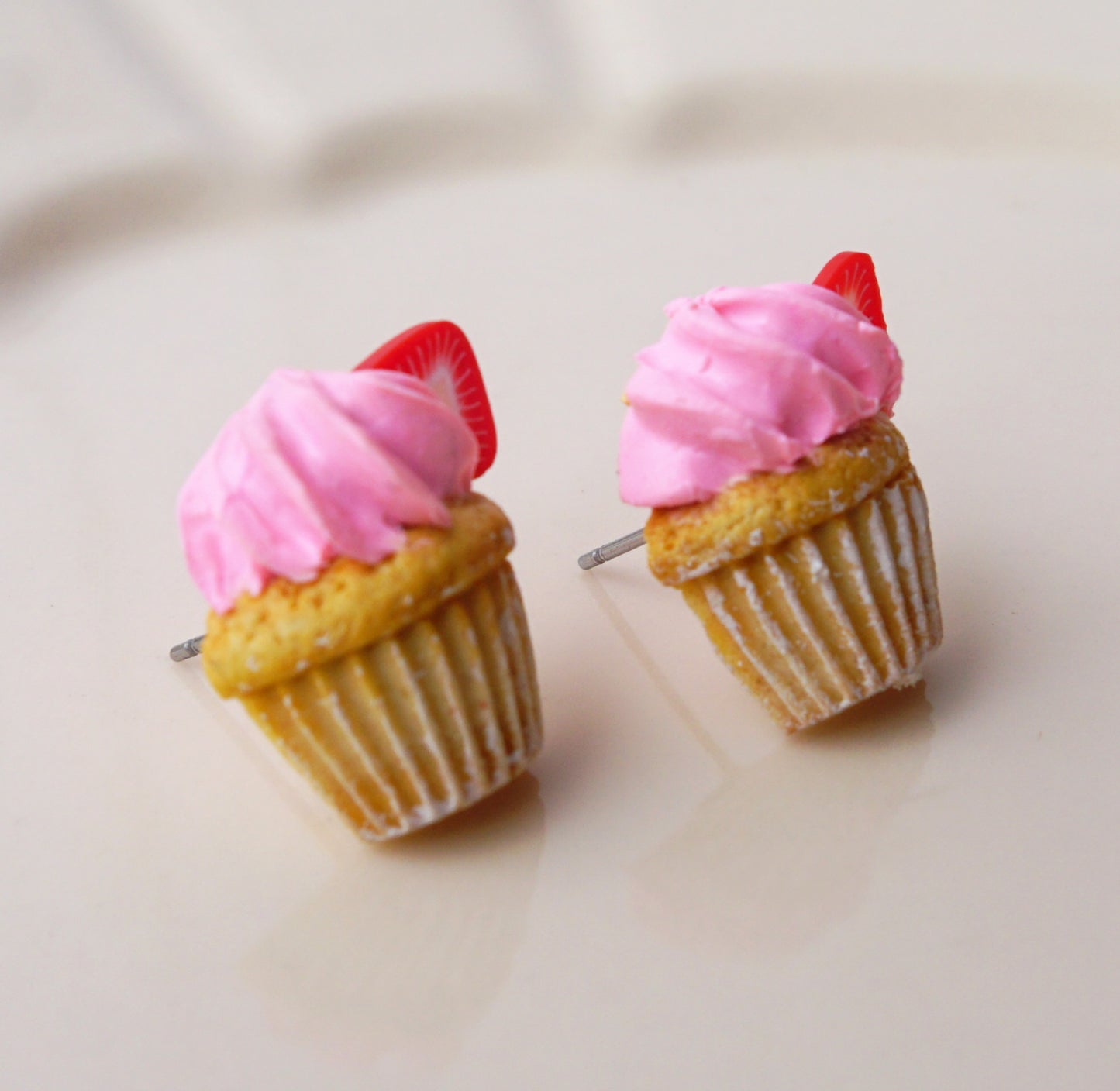 Aretes cupcake de fresa broquel