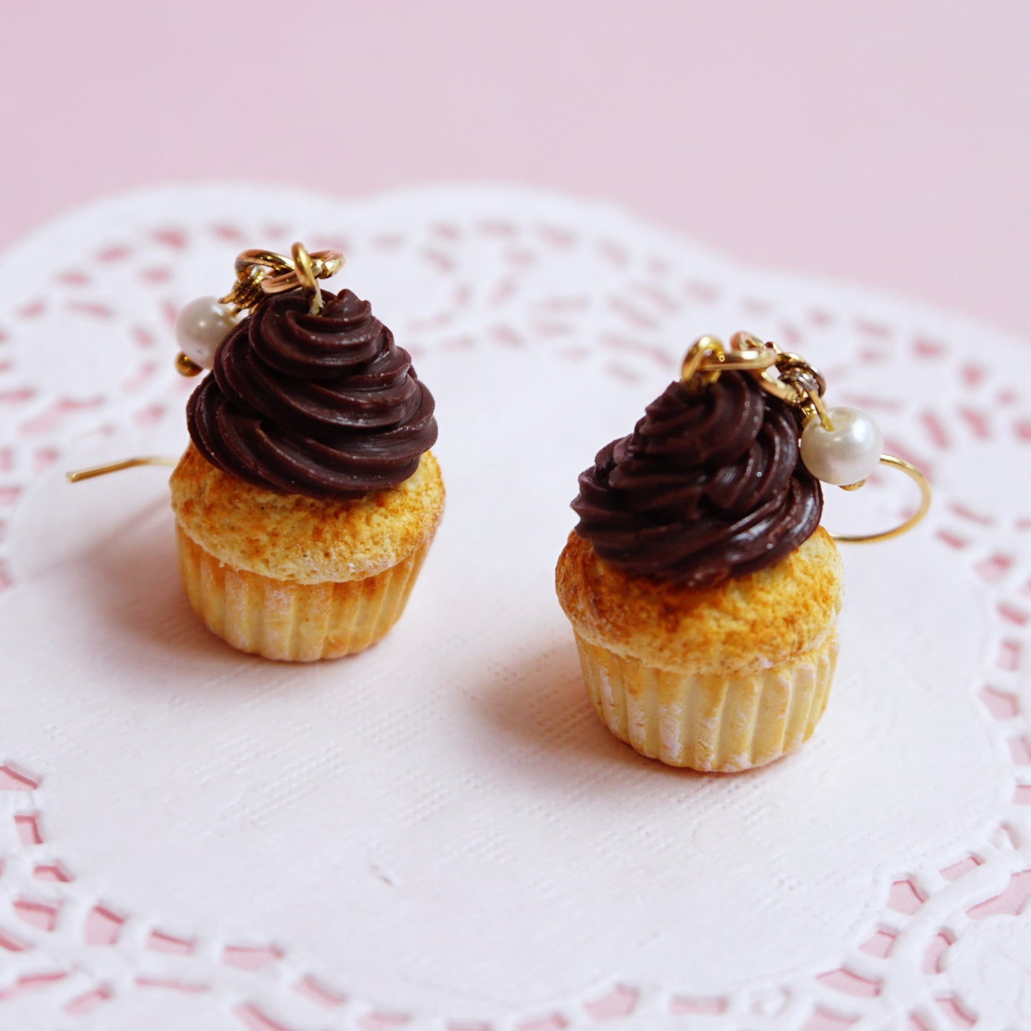 Aretes de gancho cupcake de chocolate