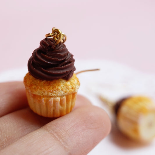 Aretes de gancho cupcake de chocolate