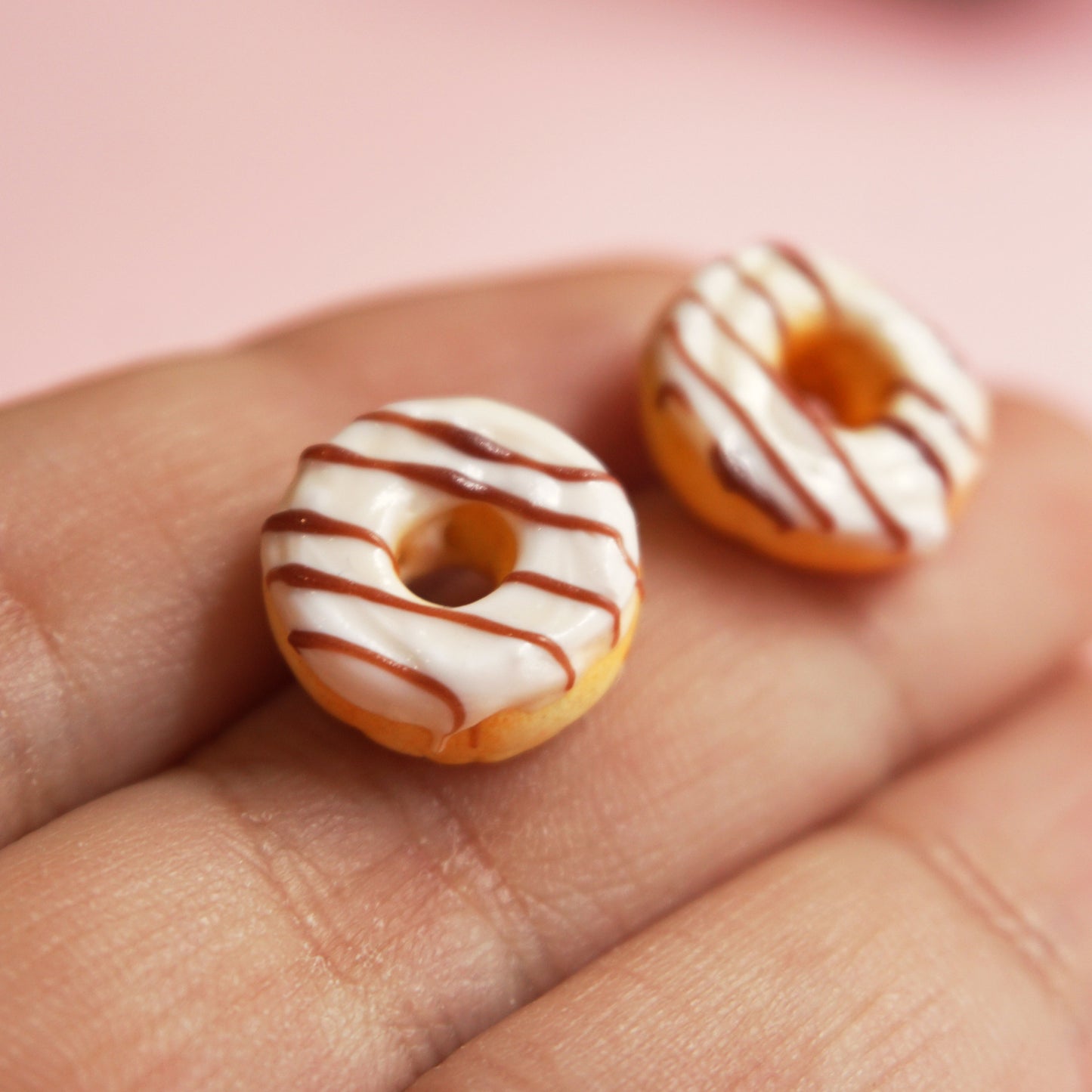 Aretes dona de chocolate blanco