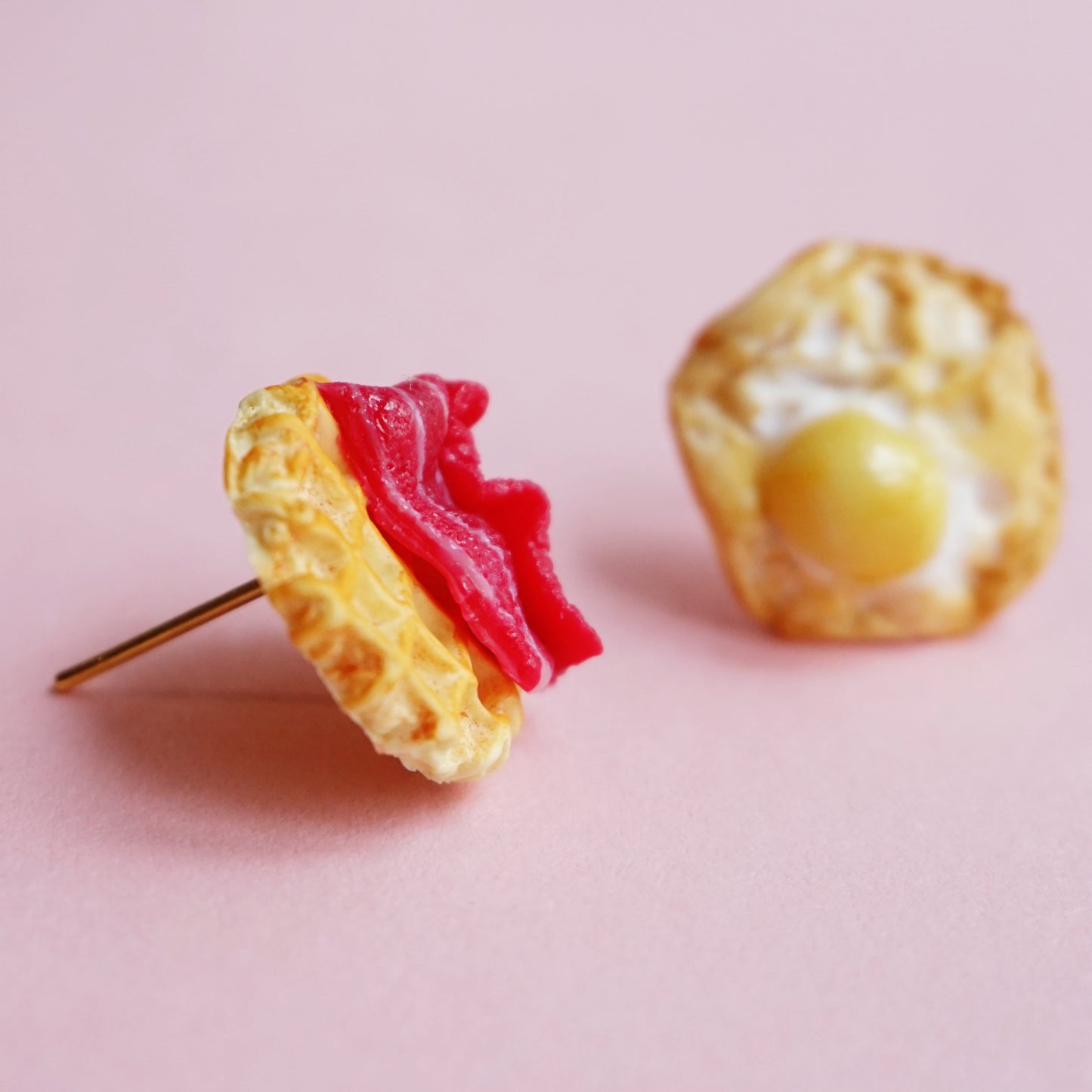 Aretes  Waffle con tocino y huevito