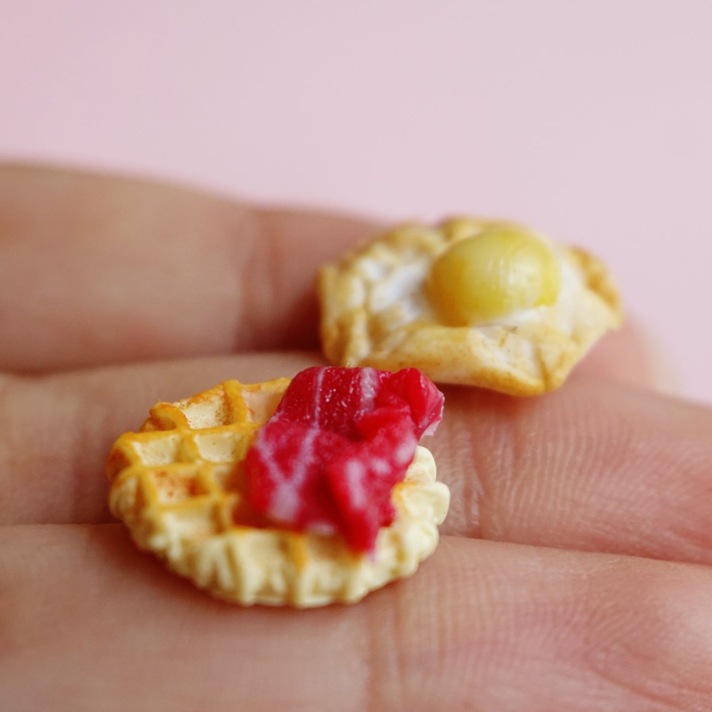 Aretes  Waffle con tocino y huevito