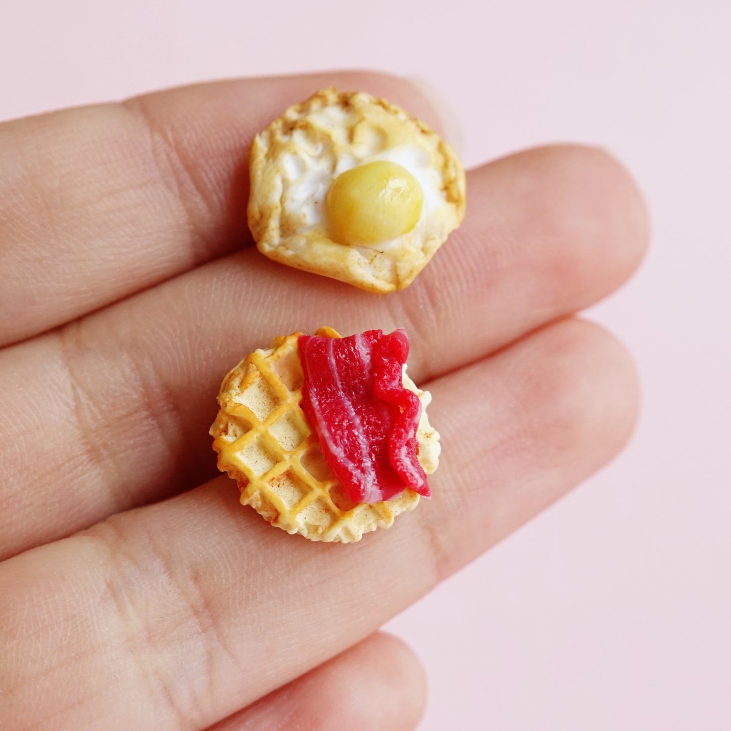 Aretes  Waffle con tocino y huevito