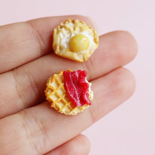 Aretes  Waffle con tocino y huevito