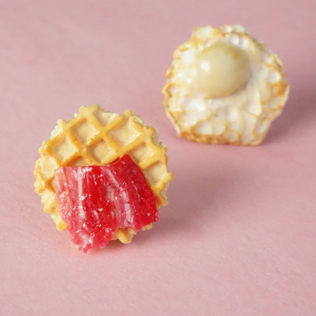 Aretes  Waffle con tocino y huevito