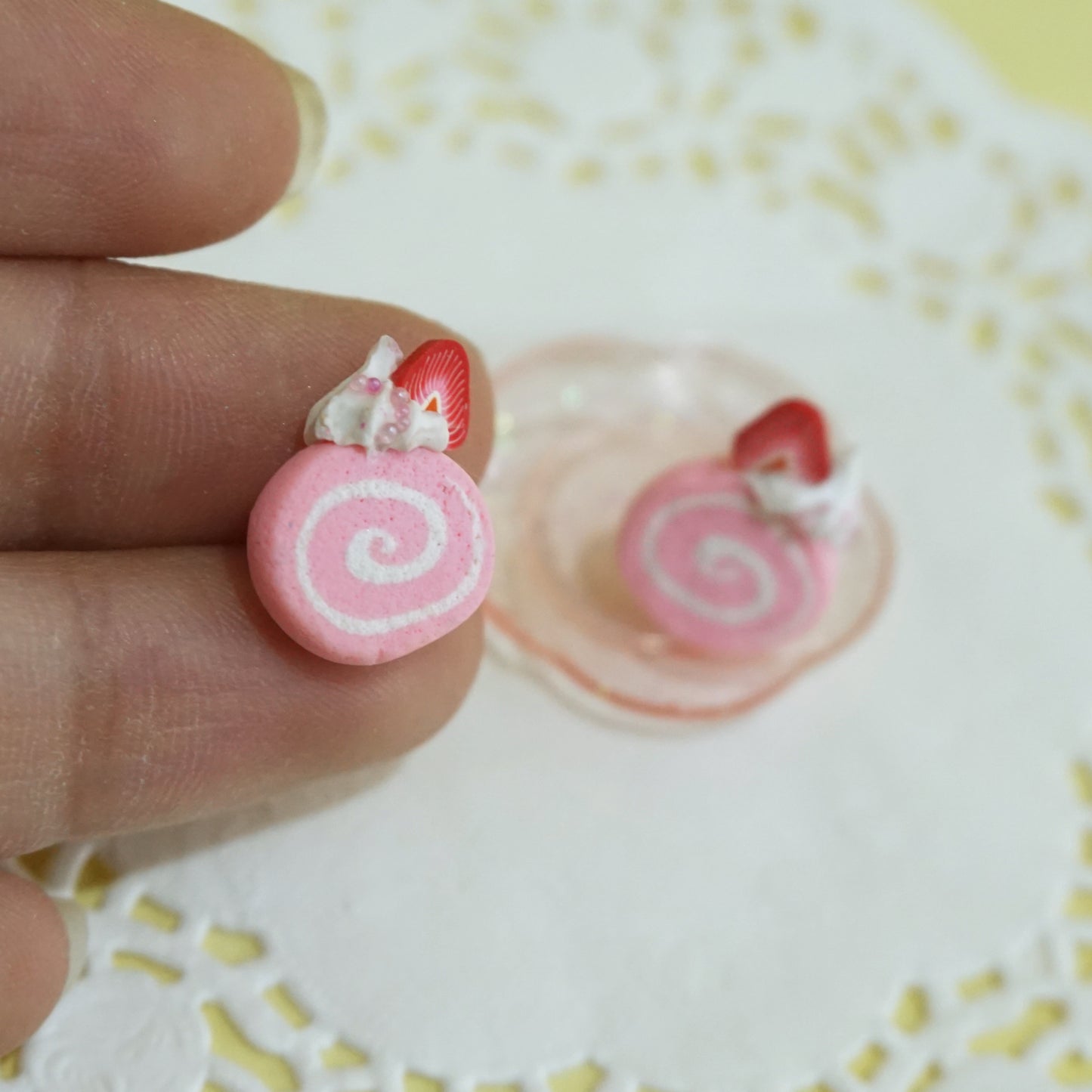 Aretes pastel  roll cake fresa